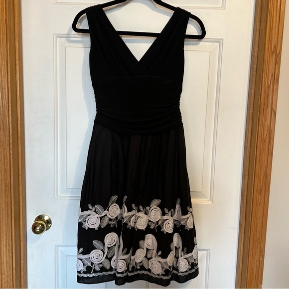 Laura Petites Fit & Flare Black with Detailed White Flowers, Size 4p, #71 - Picture 1 of 11